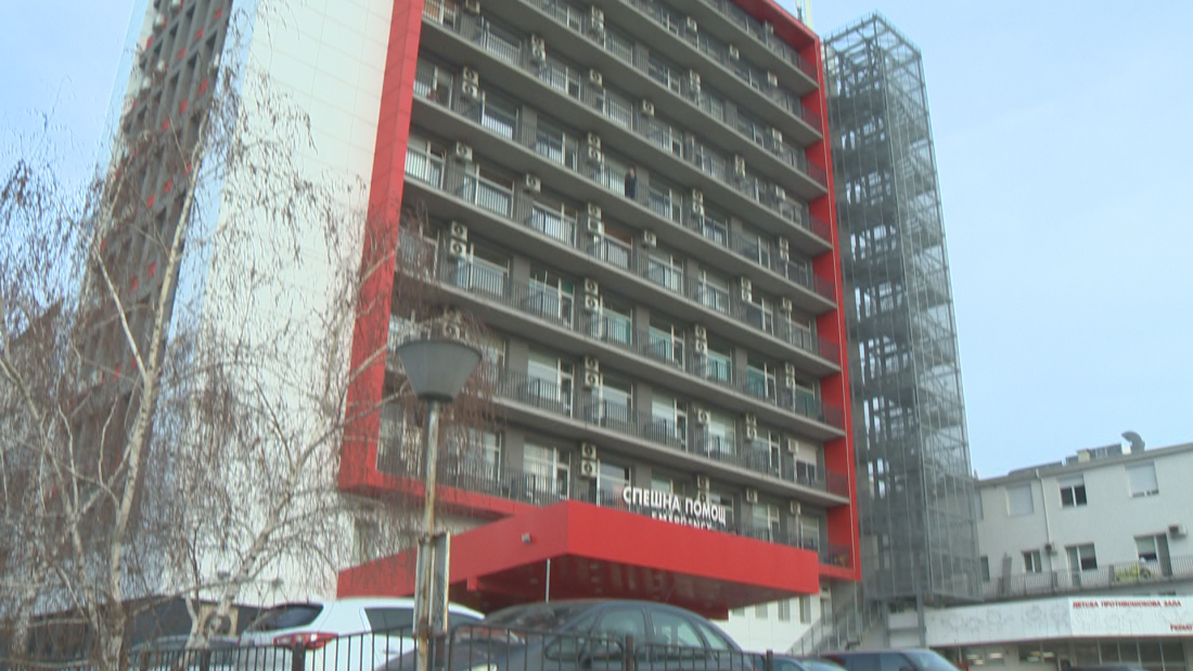 Екипи на университетската спешна болница Пирогов четвърти ден се борят