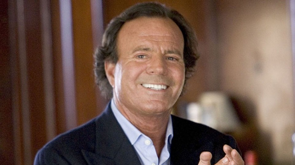 Хулио Иглесиас е обвинен в сексуално посегателство от две бивши