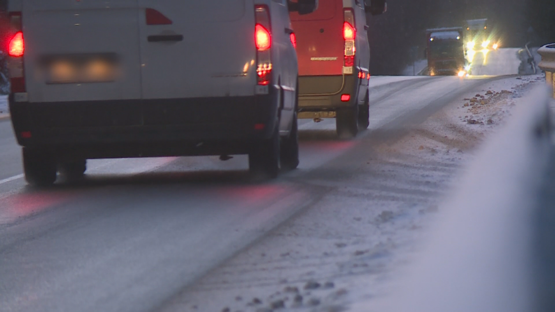Остава опасността, която носи т.нар. черен лед по главните пътища.