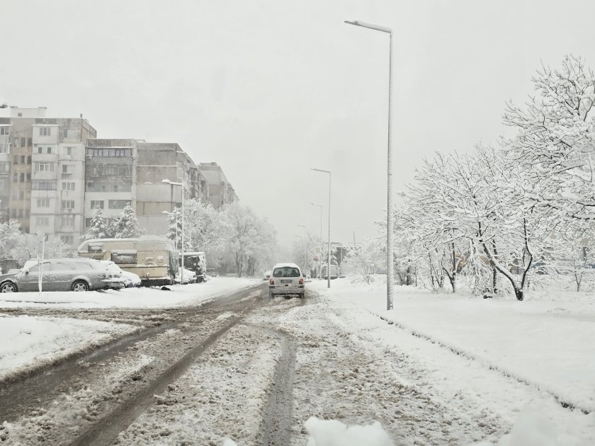 Студ скова страната, а снеговалежите създадоха познат проблем: прекъснати далекопроводи