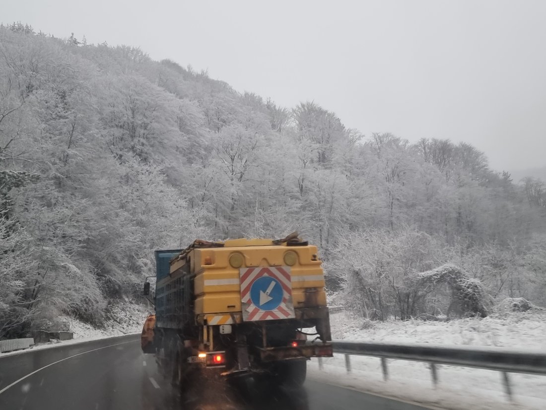 обилен снеговалеж затвори прохода предела тежкотоварни автомобили