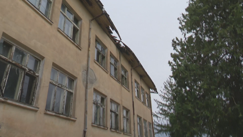 Силна буря с дъжд и вятър удари вчера сутринта ямболското