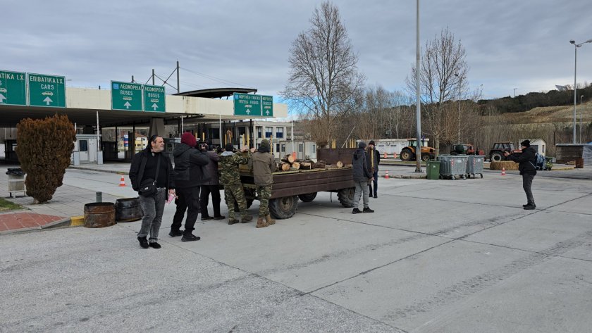 Пълни и безсрочни блокади по главните пътища и граничните пунктове