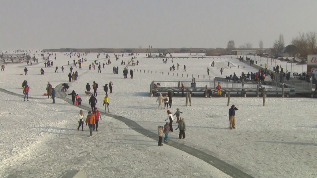 Ледено езеро - стотици карат кънки на открито в Австрия