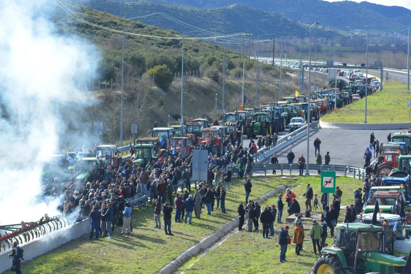 Блокадите на гръцките фермери навлязоха в нов етап. След близо