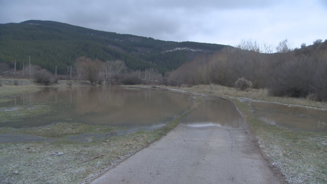 След критичната нощ в Батаноновци заради скъсана дига, ситуацията е