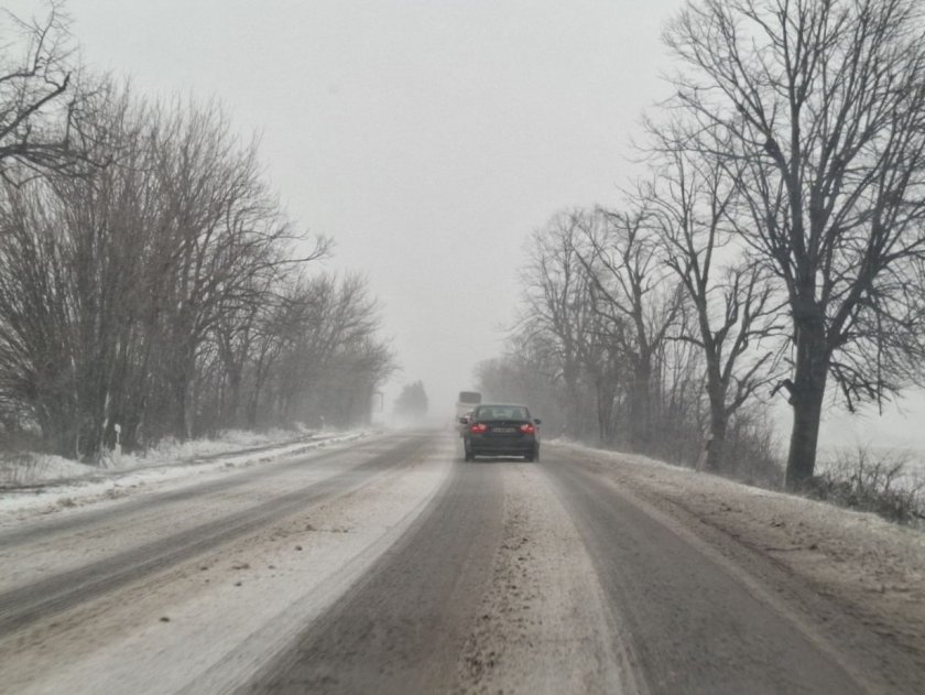 Усложнена остава пътната обстановка, от АПИ - шофьорите да тръгват подготвени за зимата