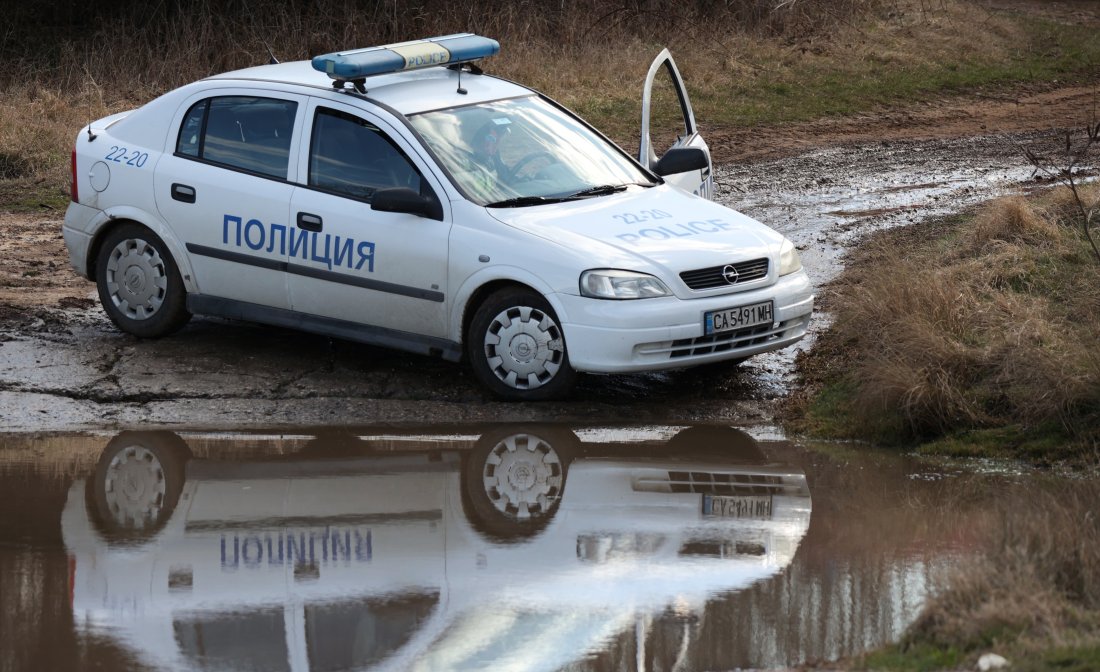 Полицейски автомобил падна в дере край село Ягодина, ранен е полицай