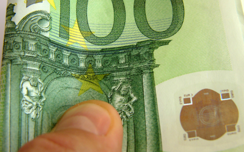 Мъж плати сметката си за вода с фалшиви 100 евро.Задържан