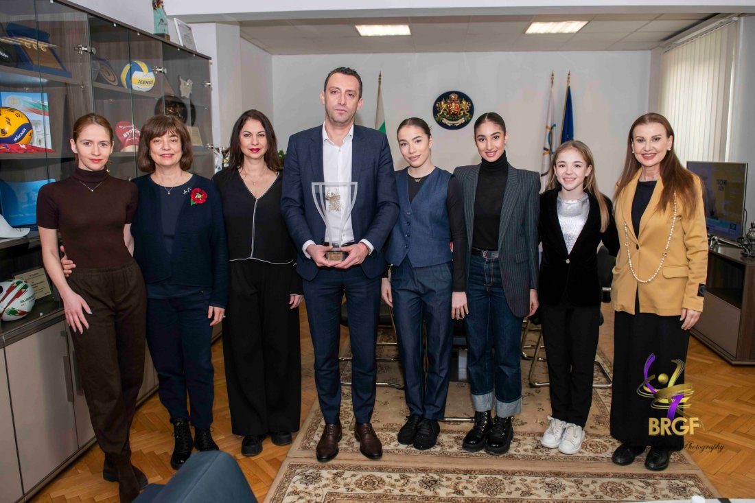 илиана раева връчи плакет иван пешев