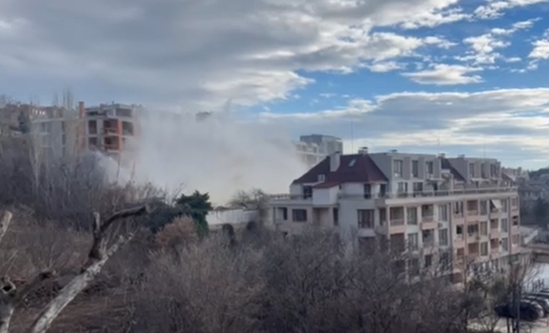 Част от варненския квартал Бриз бе наводнен днес. По улиците