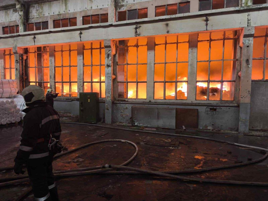 Запали се склад за текстилни материали в Троян