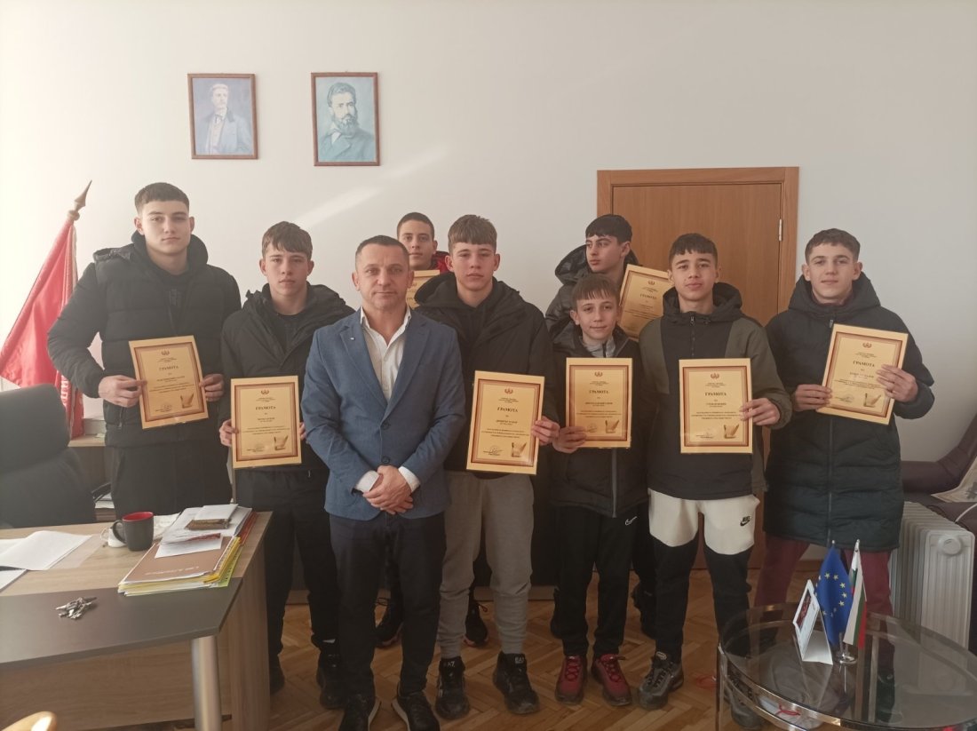 ученици намериха голяма сума пари документи животоспасяващи лекарства върнаха собственичката