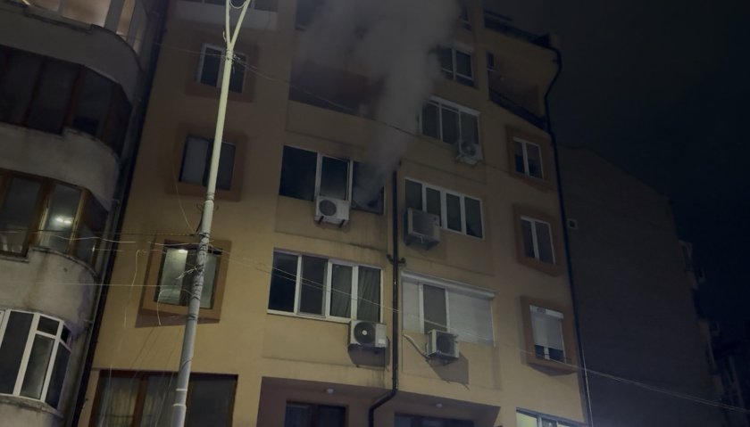евакуираха жилищна сграда бургас заради пожар