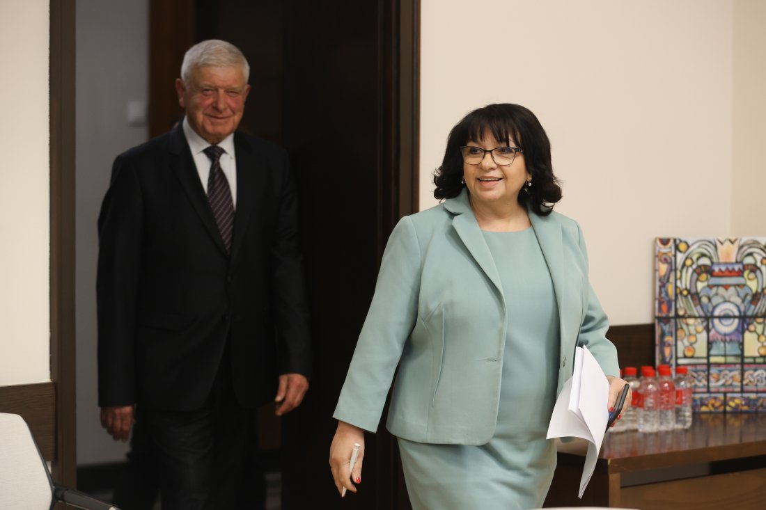 Заплатите в бюджетния сектор ще бъдат увеличени с 5% от