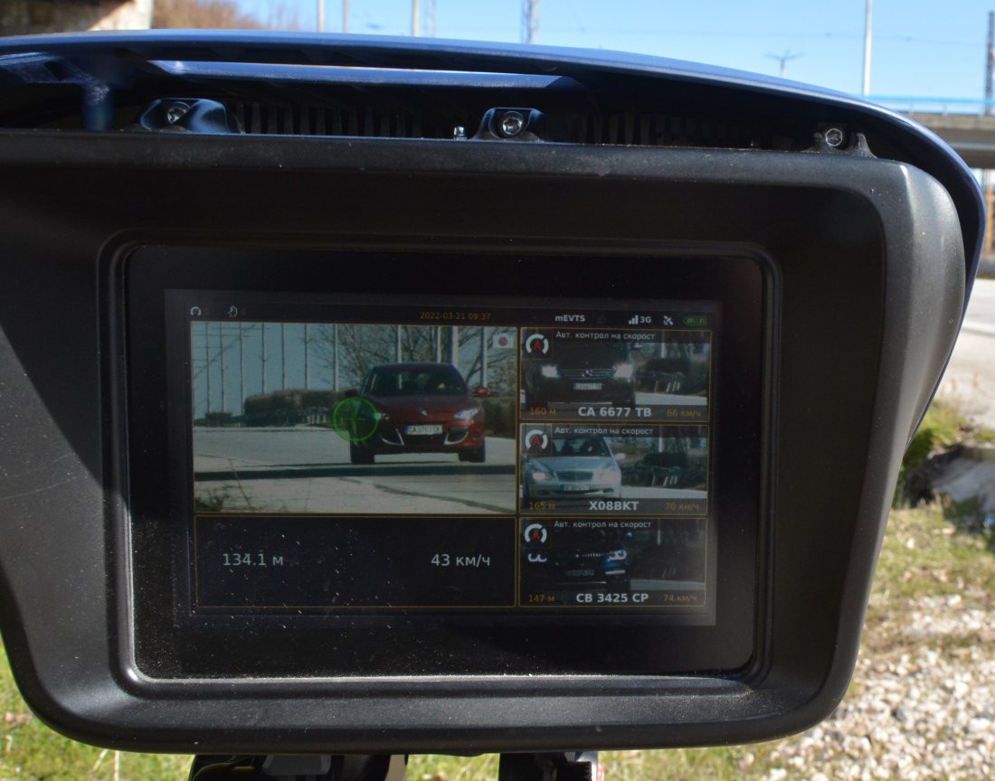 Полицейска камера засече лек автомобил, движещ се с близо 120 км/ч в пловдивско село