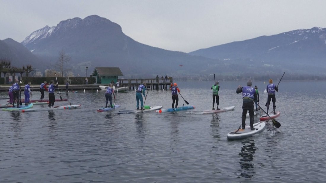 Десетки гребци се състезаваха на езерото Анси в Източна Франция