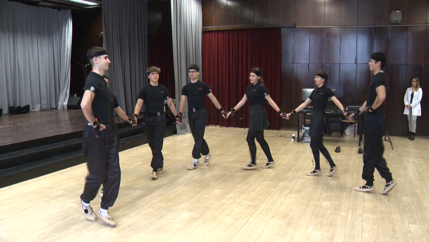 В софийското читалище Младост се вие хоро. Това са младежите