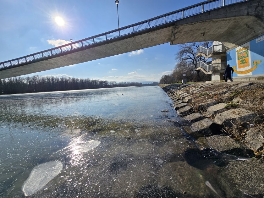 трима мъже спасили млада жена удавяне падане гребния канал пловдив