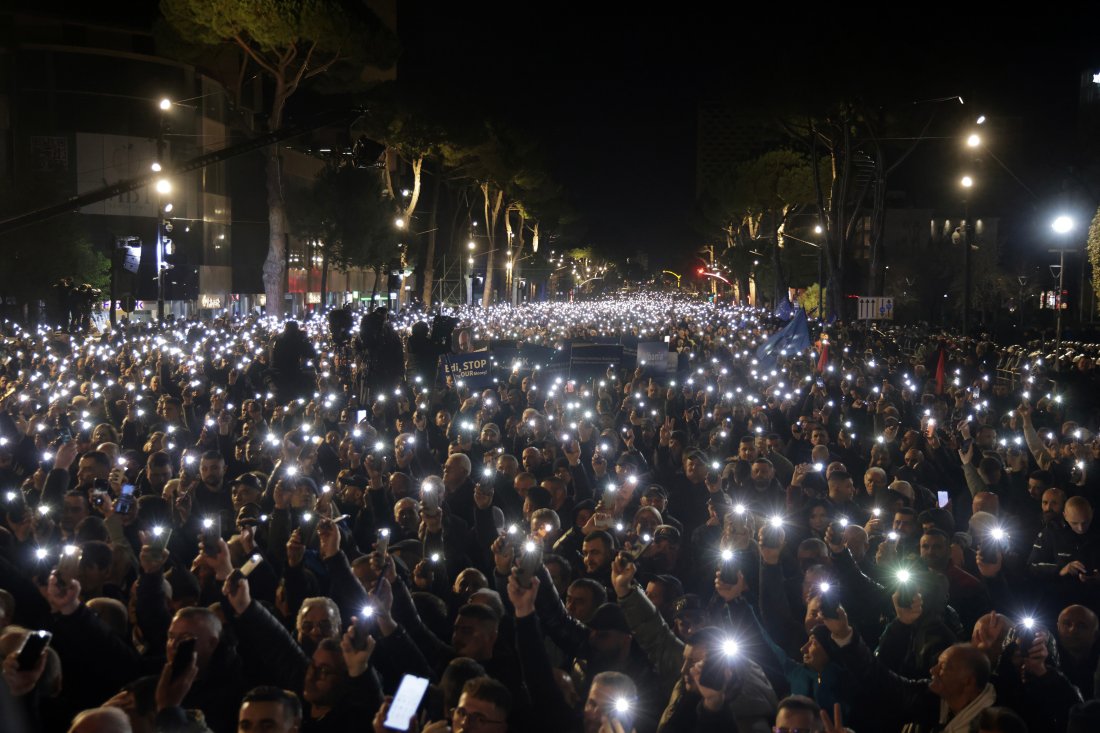 Сблъсъци в Албания - протестиращи поискаха оставката на правителството