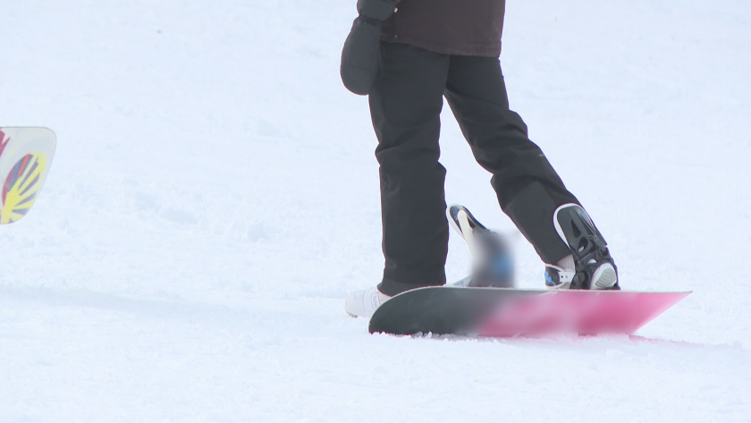 завъртане 360deg годишна сноубордистка транспортирана въздушна линейка