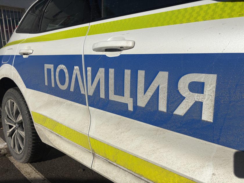 Тежка катастрофа между три товарни автомобила и лека кола е