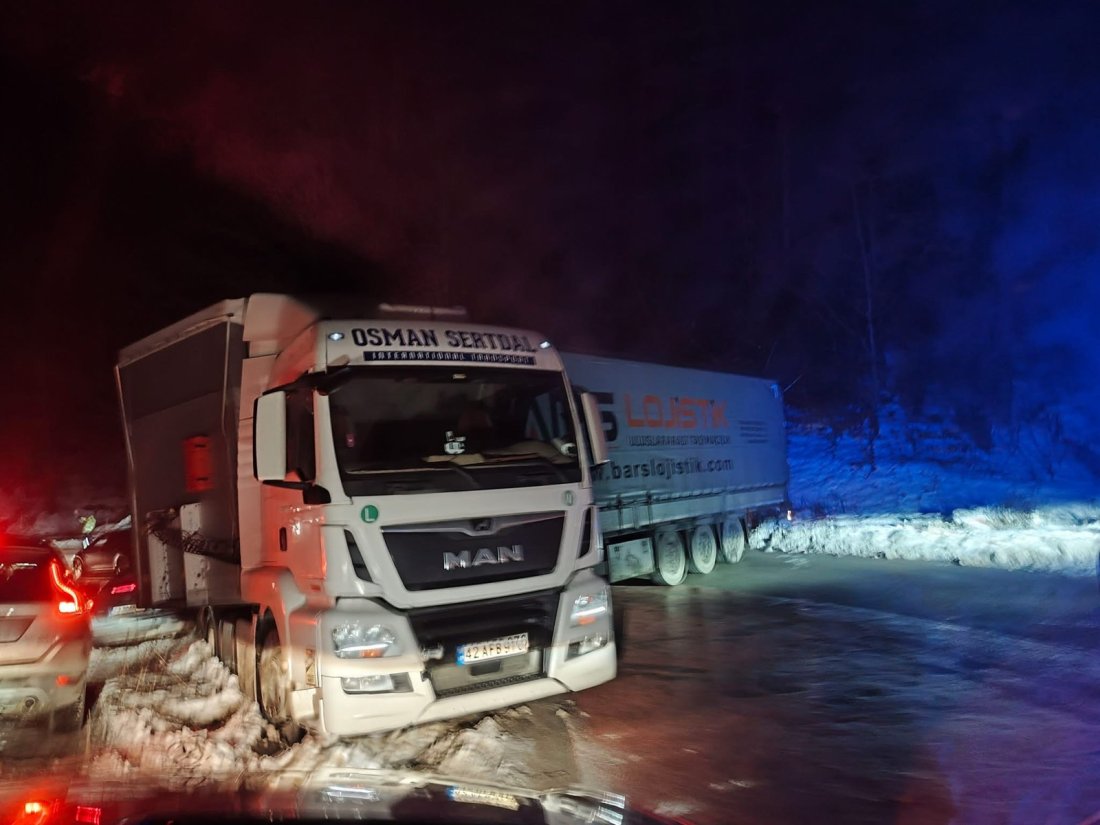 аварирал тир блокира движението петрохан