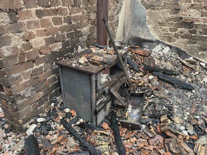 Какви са версиите за трагедията в Липница, при която две деца загинаха в пожар?