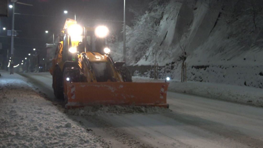 Обилен снеговалеж усложни пътната обстановка в Смолянско