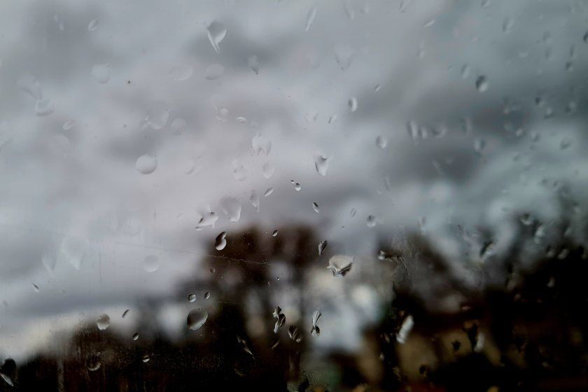 През следващото денонощие ще бъде облачно. Ще има валежи от