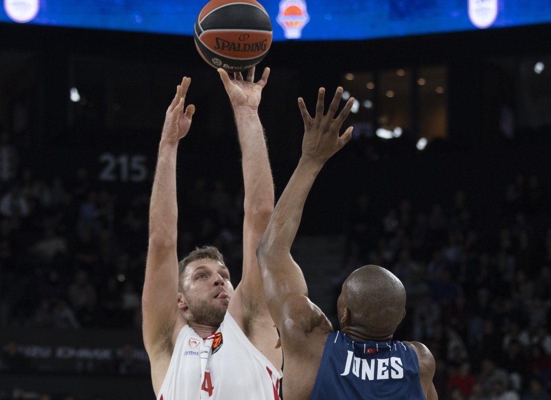 Везенков спаси кожата на Олимпиакос в Евролигата (ВИДЕО)