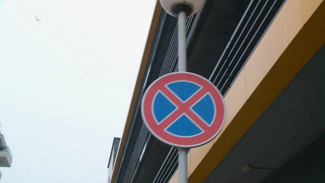 Куриозен случай в Пловдив. Знак, забраняващ престоя и паркирането, е