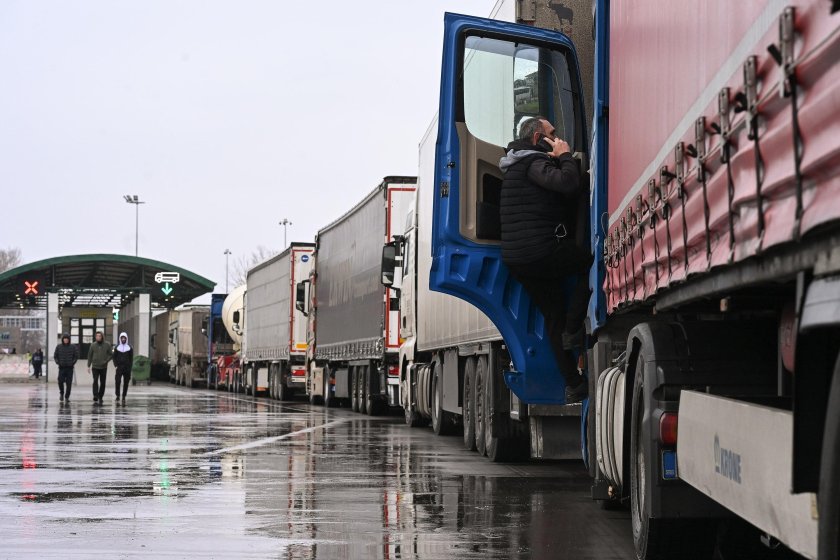 Блокадата продължава: Границата със Северна Македония е отворена още снощи, а със Сърбия е затворена за камиони