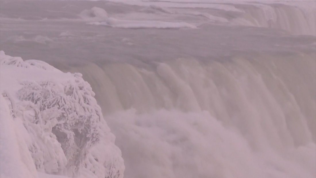 Ниагарският водопад замръзна: САЩ остават в плен на арктически студове