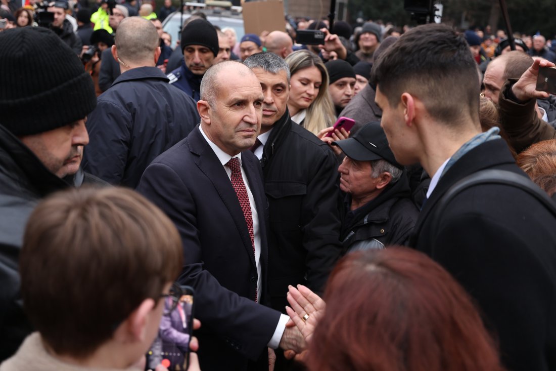 Нови политически коментари за излизането на Румен Радев на партийния терен (ОБЗОР)