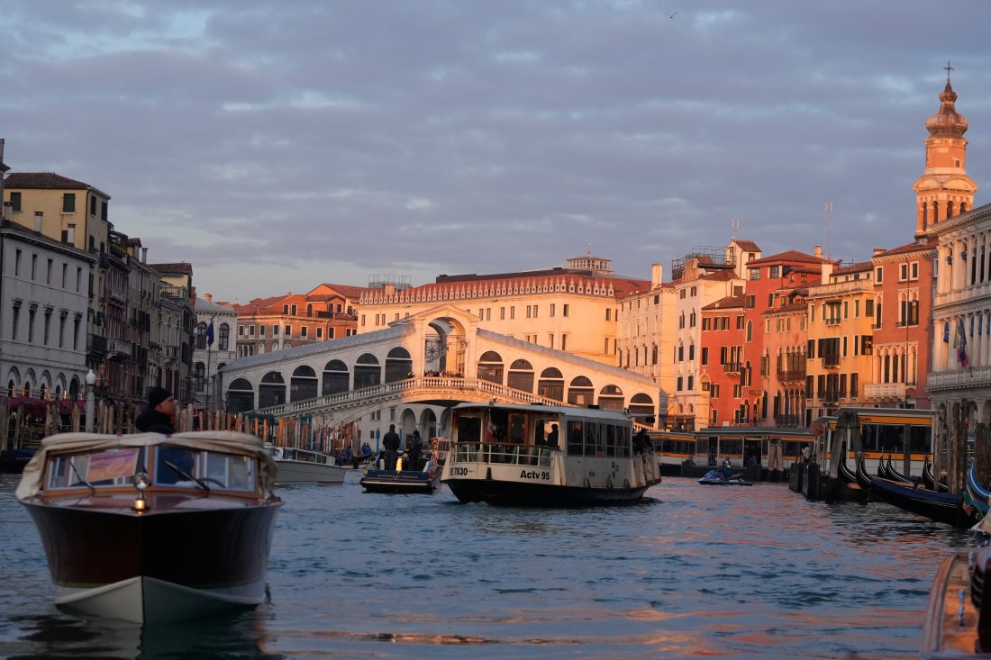 започна традиционният карнавал венеция