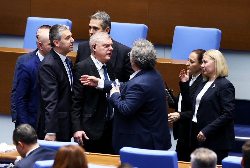 часа бурни дебати парламентът прие първо четене ограничат секциите държави извън