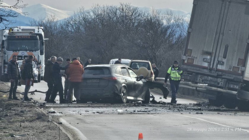 Тир помете автомобила и уби бившия кмет на Червен бряг
