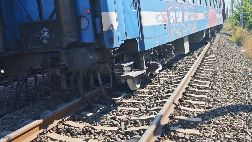Train Derails After Hitting Fallen Rocks on Line Between Kyustendil and Sofia