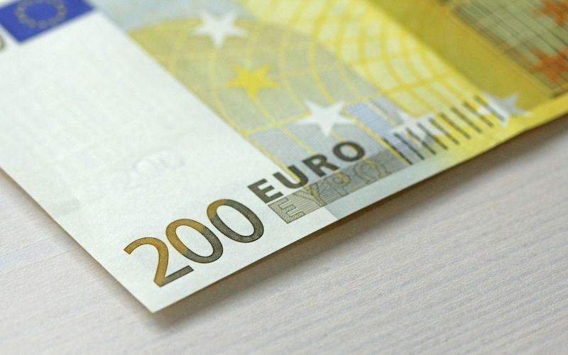 БНБ: Банкнотата от 200 евро е законно платежно средство и търговците не могат да я отказват