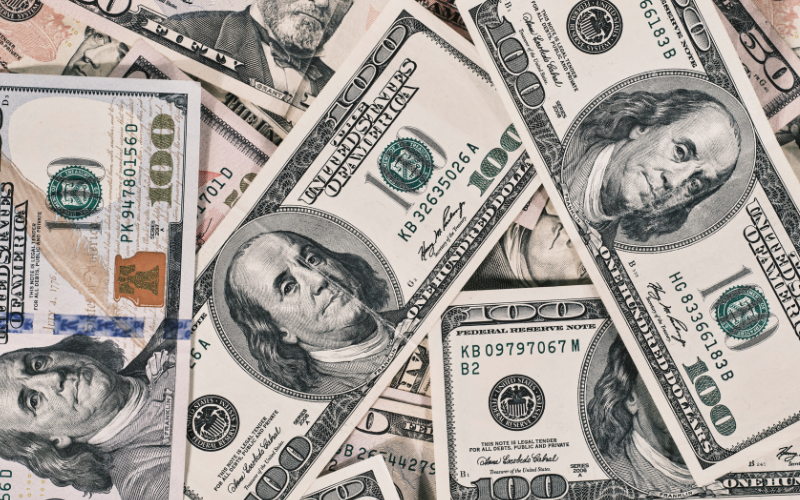 доларът удари годишно дъно еврото поскъпна 120 долар