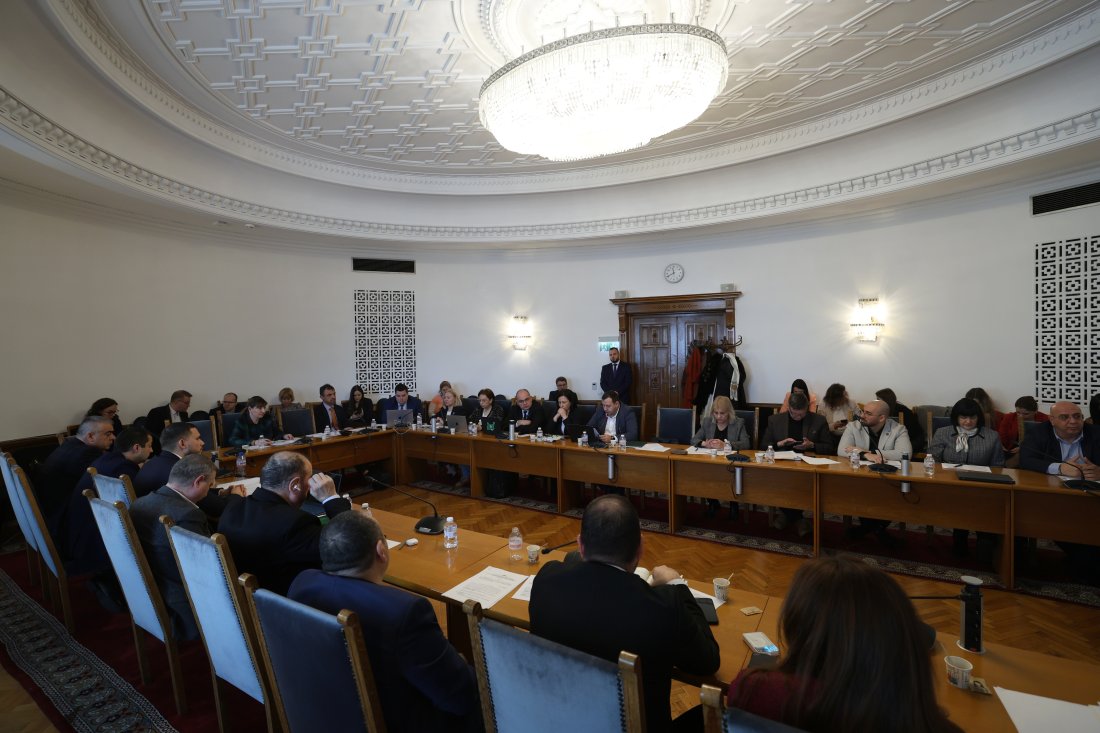 правната комисия реши секциите страните извън ограничават