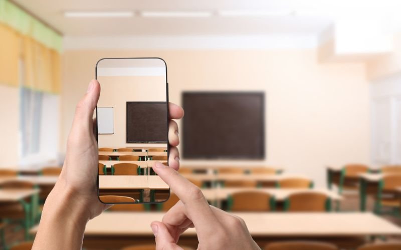 25-годишен преподавател по география е бил задържан за блудство с