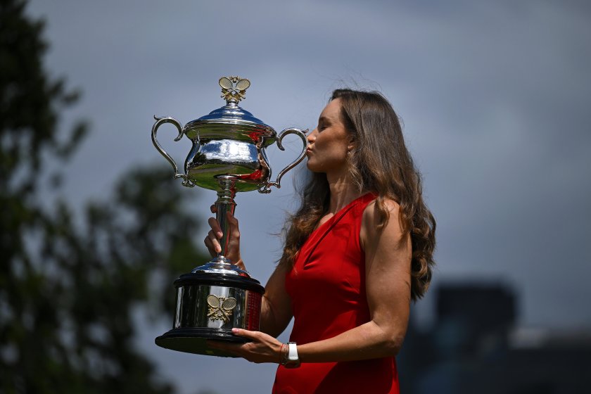 елена рибакина позира трофея australian open галерия