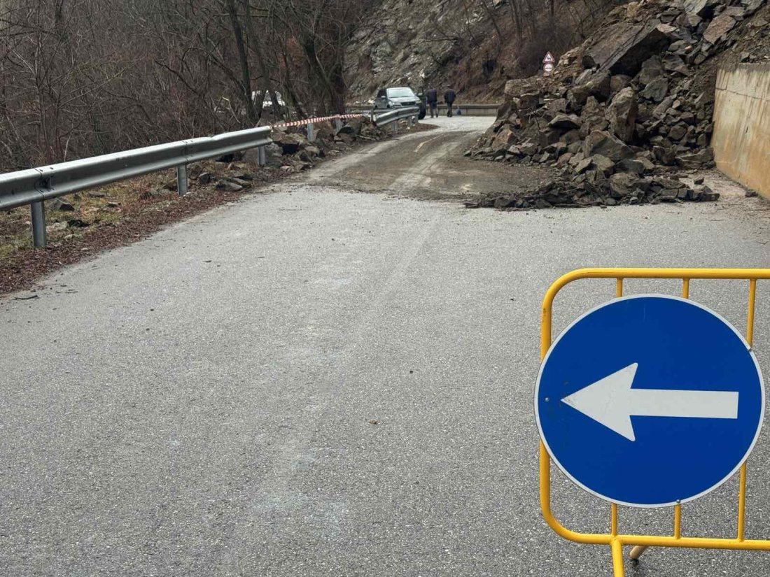 свлачище затруднява движението пътя село кремен