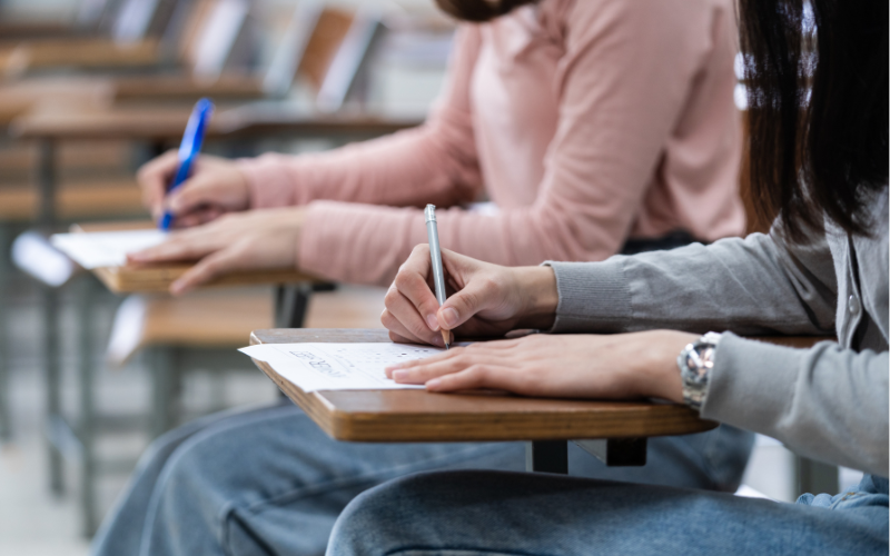 неграмотни зрелостниците 200 училища страната среден матурите български