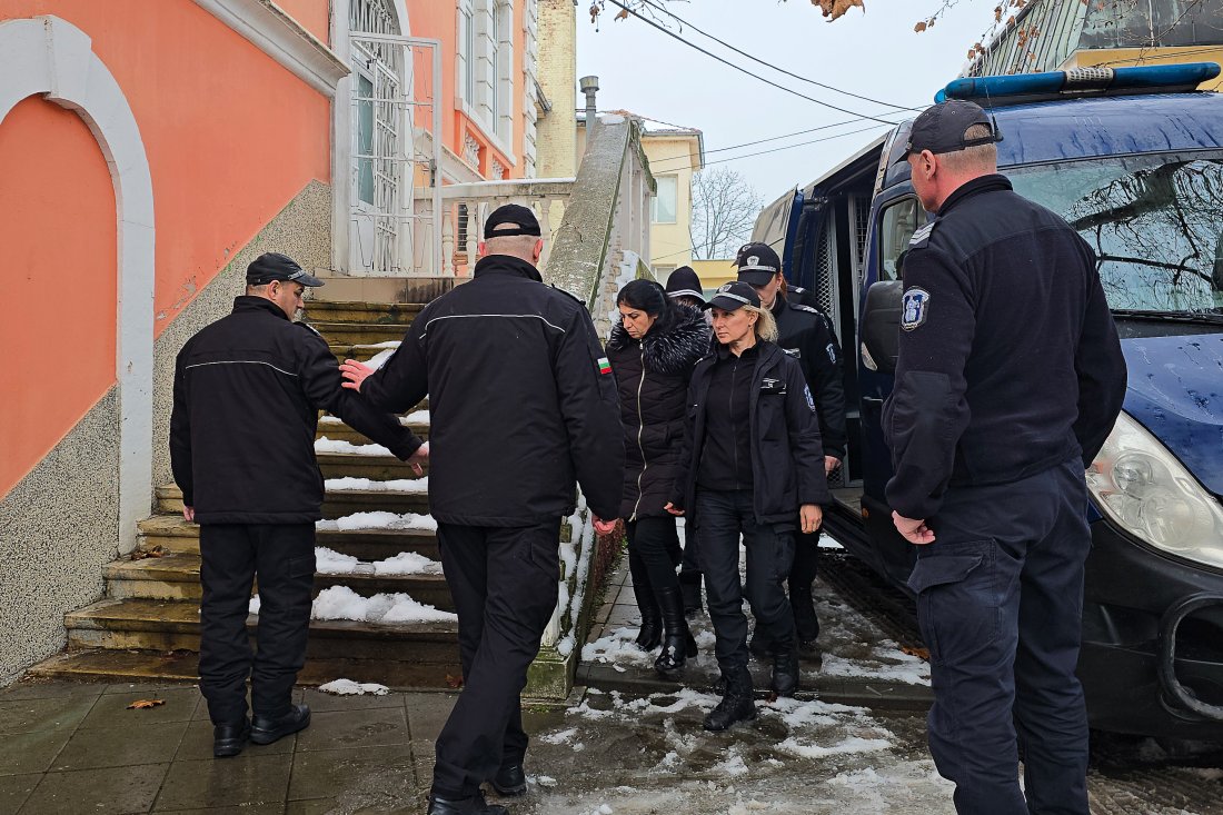 обвиняемата насилие животни жена остава ареста