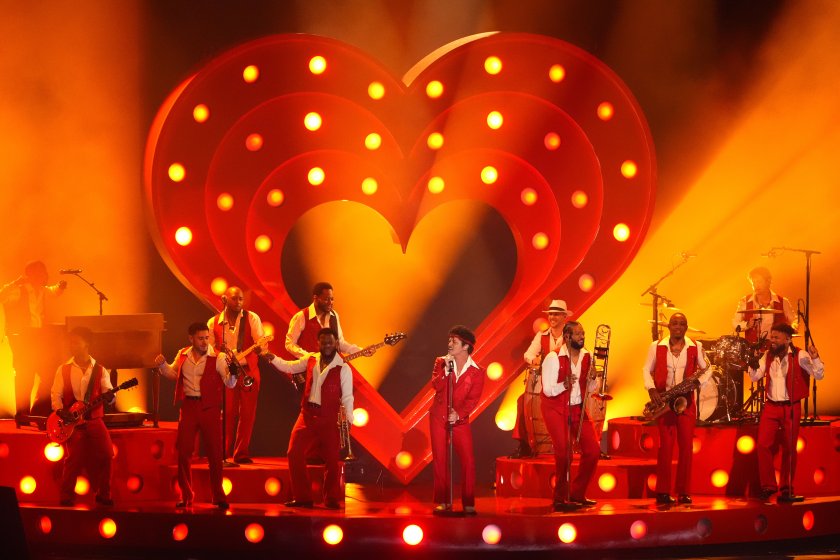 никой нелегален открадната земя сблъсък музика политика наградите грами