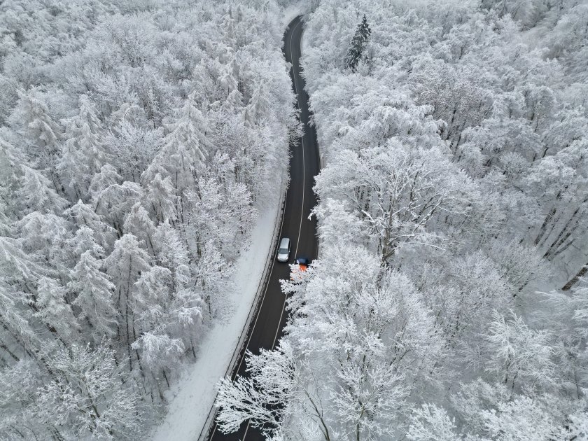 заради сняг поледици летището берлин отмени всички излитащи полети