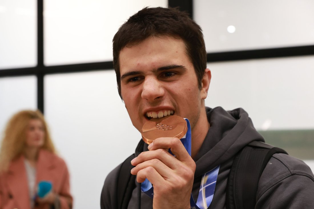 олимпийският герой тервел замфиров демонстрира чувство хумор летището видео